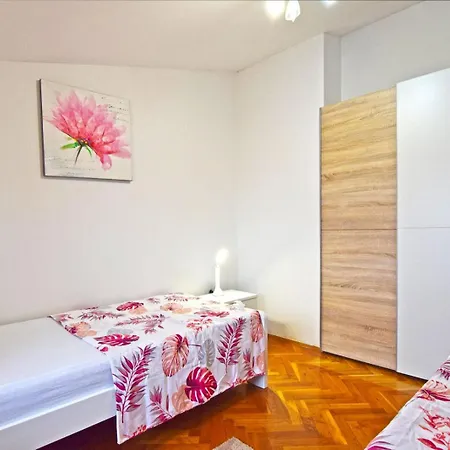 Appartement Levak 2 *